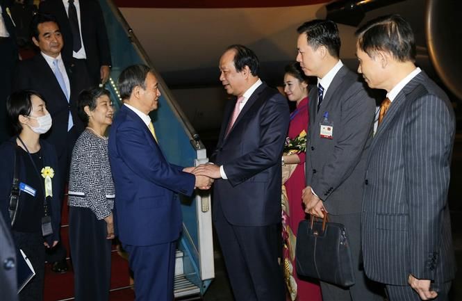 Thủ tướng Nhật Bản Suga Yoshihide và Phu nhân đến sân bay Nội Bài