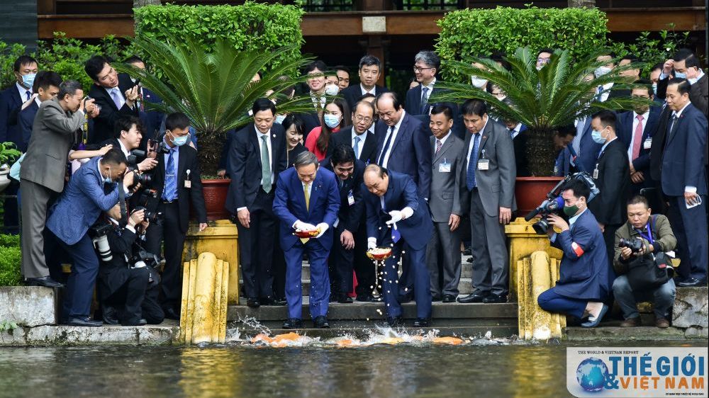 Thủ tướng Nguyễn Xuân Phúc và Thủ tướng Suga Yoshihide thăm Nhà sàn Chủ tịch Hồ Chí Minh