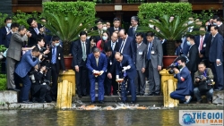 Thủ tướng Nguyễn Xuân Phúc và Thủ tướng Suga Yoshihide thăm Nhà sàn Chủ tịch Hồ Chí Minh