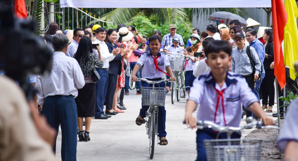 nhung hinh anh cac dien dien co quan ngoai giao nuoc ngoai tu thien tai ben tre