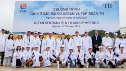 Đại diện ngoại giao các nước tìm hiểu về mô hình chăn nuôi bò sữa công nghệ cao của Việt Nam