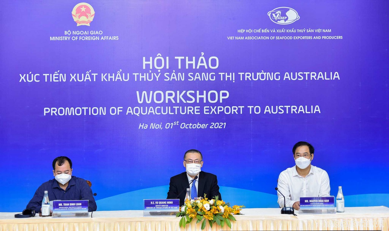 Các đại biểu chủ trì phiên khai mạc Hội nghị xúc tiền xuất khẩu thủy sản sang thị trường Australia. (Ảnh: Nguyễn Hồng)