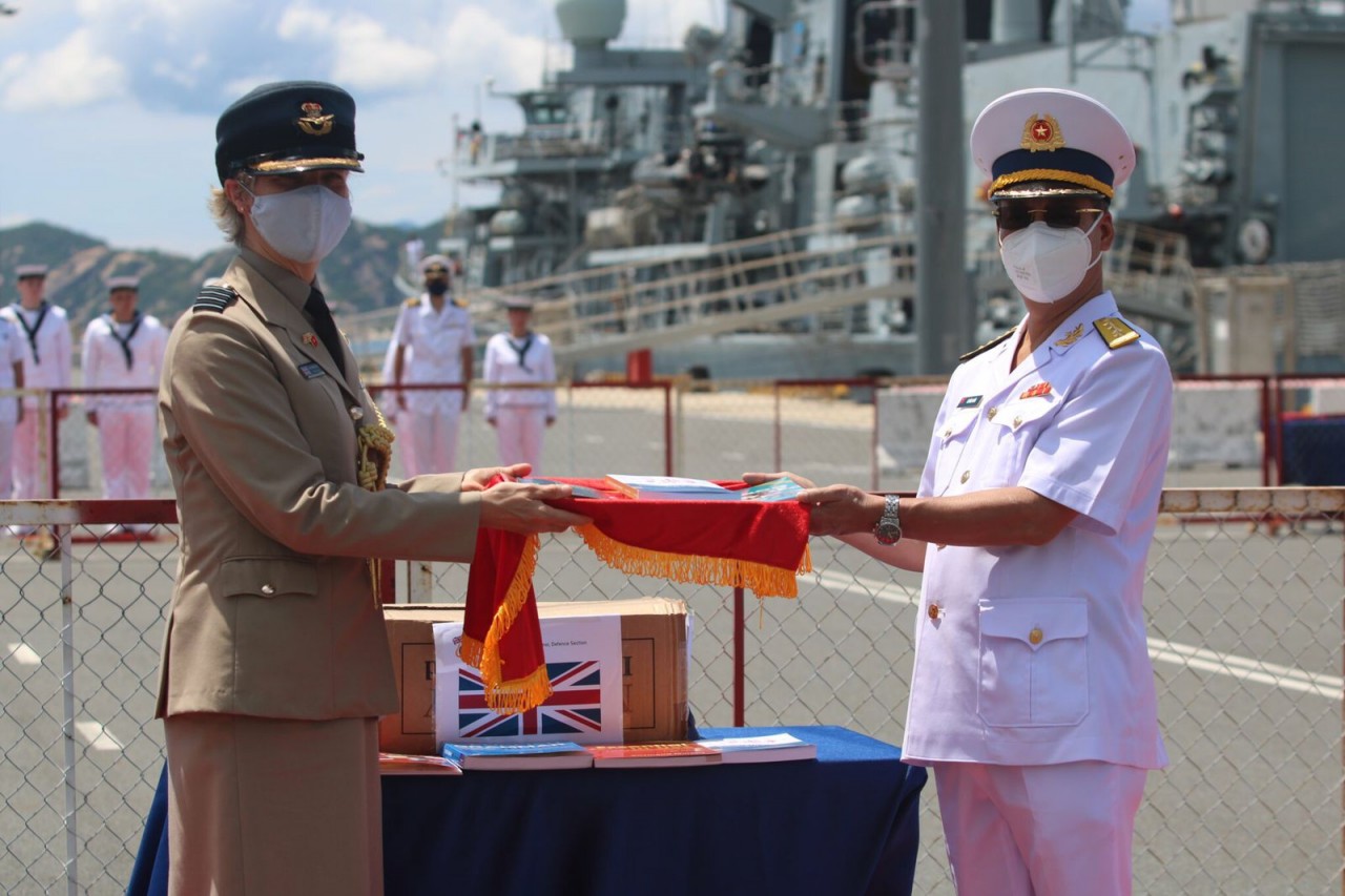 Tại lễ đón, Đại tá Bea Walcot, Tùy viên Quốc phòng Vương quốc Anh tại Việt Nam đã trao tặng Học viện Hải quân Nha Trang tài liệu đào tạo tiếng Anh. Đây là hoạt động nằm trong thỏa thuận Hợp tác Quốc phòng giữa hai nước Việt Nam và Vương quốc Anh.