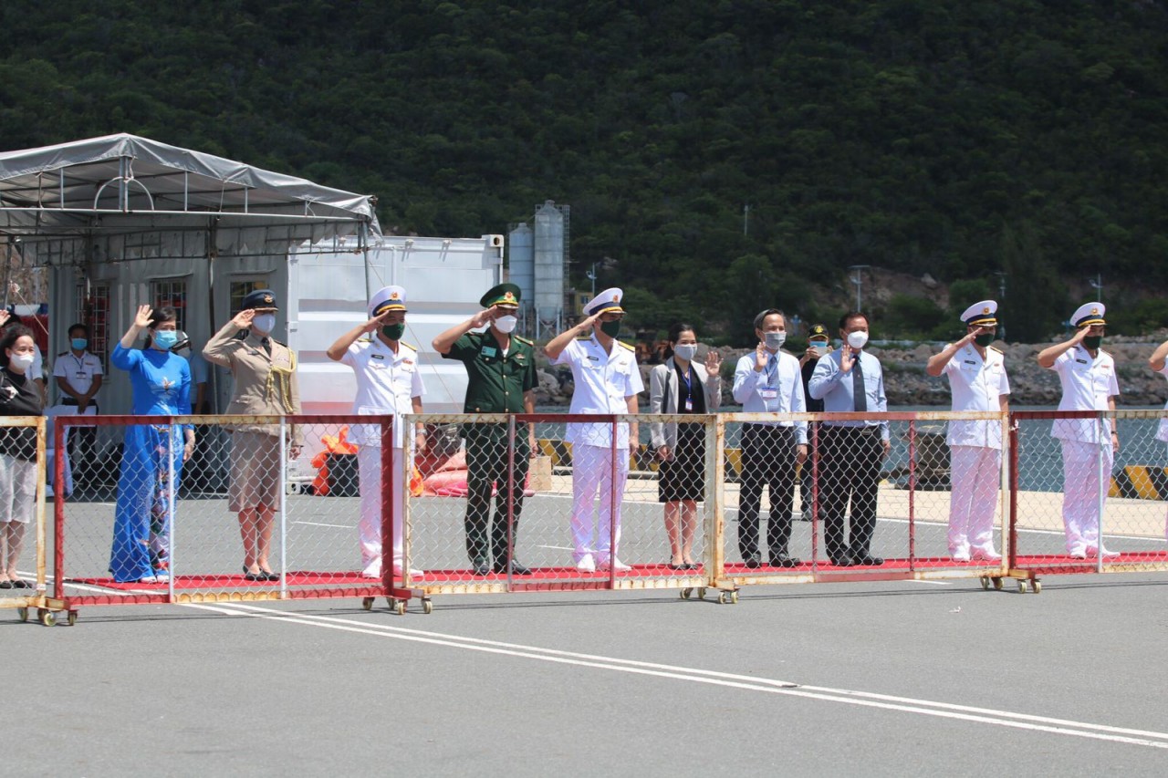 Có mặt tại lễ đón ngày 01 tháng 10 có đại diện đến từ Sở Ngoại vụ tỉnh Khánh Hòa, Bộ Tư lệnh Hải quân vùng 4, Bộ Tư lệnh Biên phòng, Cảng quốc tế Cam Ranh  và Đại sứ quán Anh tại Hà Nội. 