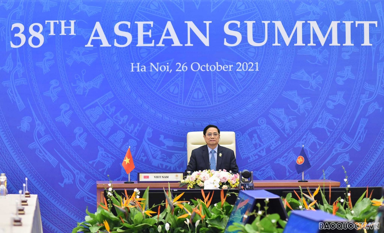 Prime Minister attends five conferences on first day of 38th, 39th ASEAN Summits and Related Summits