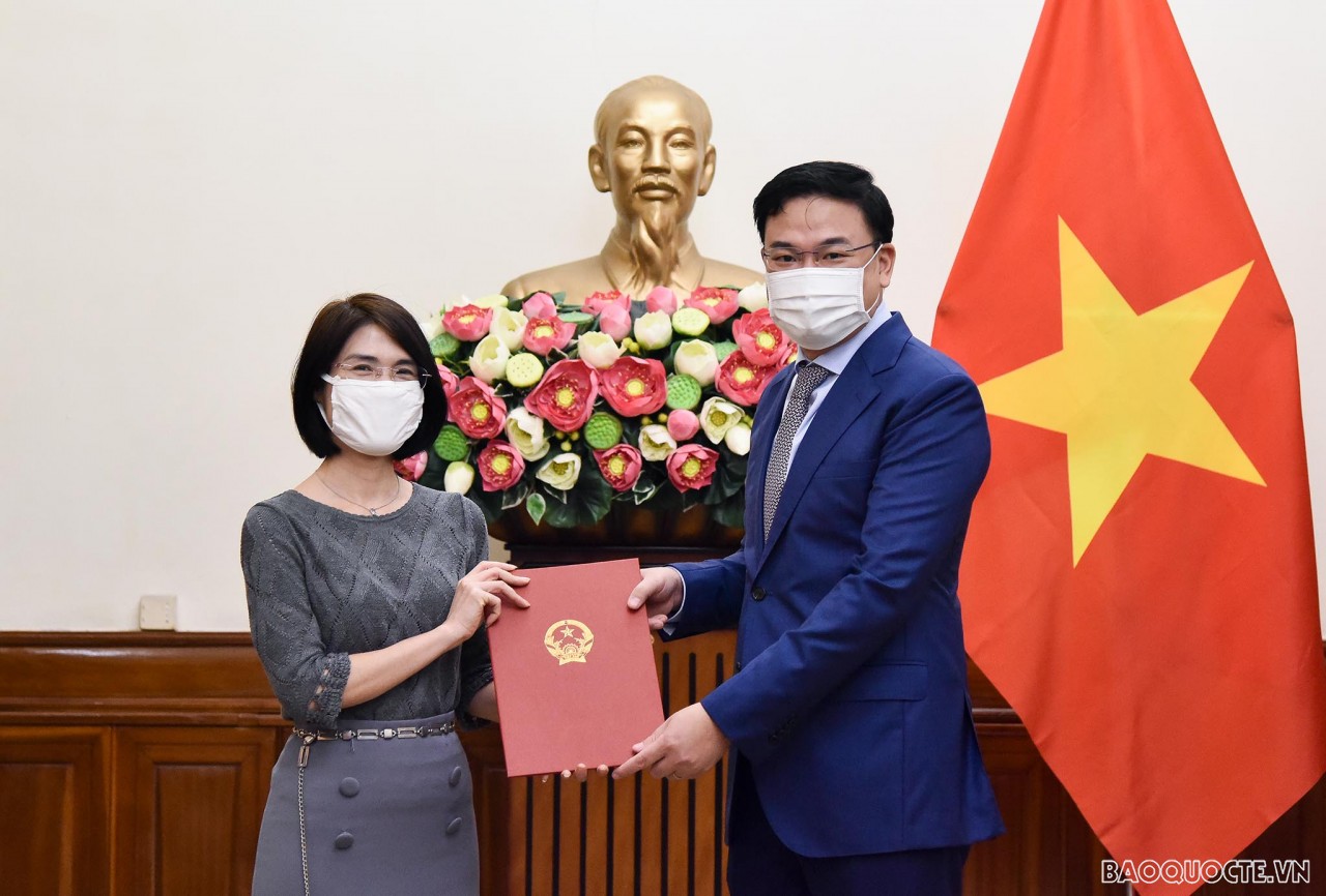 Thứ trưởng Ngoại giao Phạm Quang Hiệu trao quyết định điều động, bổ nhiệm 8 cán bộ cấp Vụ