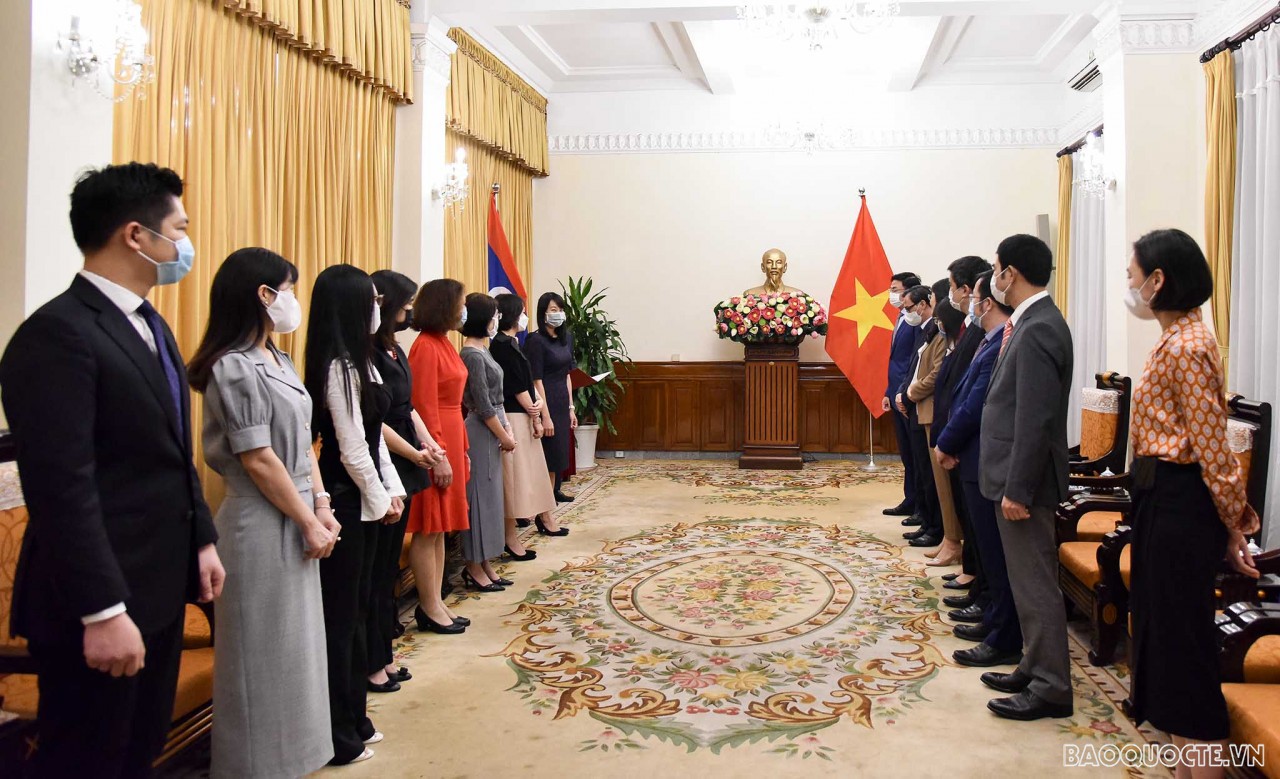 Thứ trưởng Ngoại giao Phạm Quang Hiệu trao quyết định điều động, bổ nhiệm 8 cán bộ cấp Vụ