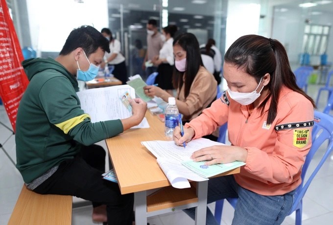 Người lao động đến đăng ký tuyển dụng tại sàn giao dịch việc làm ở TPHCM hồi đầu tháng 10 (Ảnh: Hải Long).