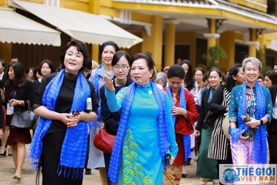 phu nhan cac lanh dao cap cao apec tham quan hoi an