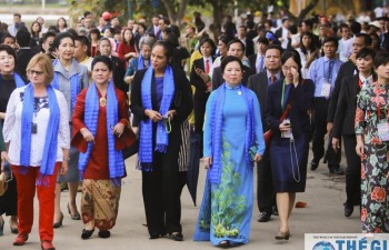 Phu nhân các Trưởng đoàn Lãnh đạo Cấp cao tham quan Làng lụa 400 tuổi