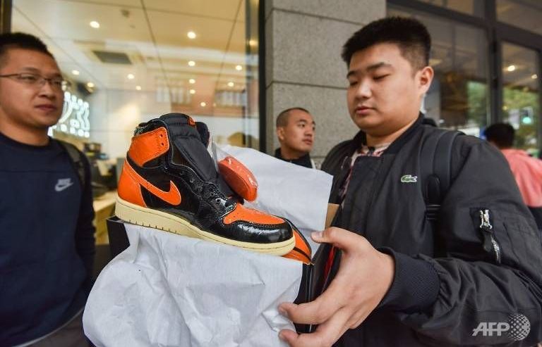 Cơn sốt kinh doanh giày sneaker siêu đắt bùng nổ tại Trung Quốc