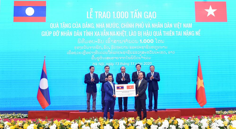 Việt Nam viện trợ 1000 tấn gạo giúp Lào khắc phục hậu quả do hậu quả thiên tai