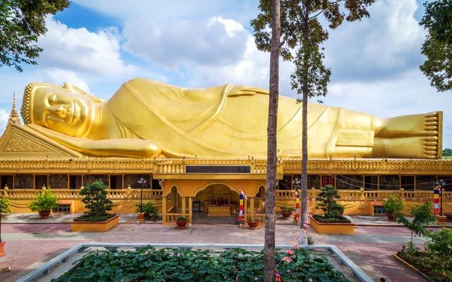Ngôi chùa 'dát vàng' có bức tượng Phật nằm ngoài trời lớn nhất Việt Nam
