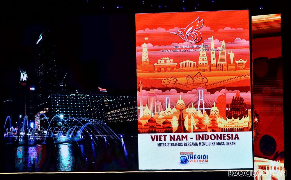 Đại sứ Indonesia tại Việt Nam song ca cùng ca sĩ Việt Nam trong đêm kỷ niệm quan hệ hai nước