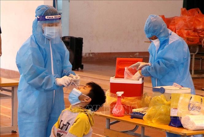  Nhân viên tế Phú Thọ tổ chức lấy mẫu xét nghiệm lần 3 cho học sinh Trường tiểu học Bạch Hạc. Ảnh: Trung Kiên/TTXVN