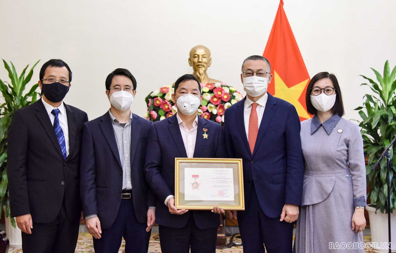 Thứ trưởng Vũ Quang Minh trao tặng Kỷ niệm chương  'Vì sự nghiệp ngoại giao Việt Nam'