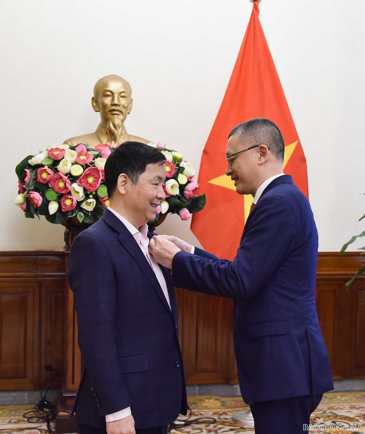 Thứ trưởng Vũ Quang Minh trao tặng Kỷ niệm chương 'Vì sự nghiệp ngoại giao Việt Nam' cho TS. Vũ Thành Tự Anh