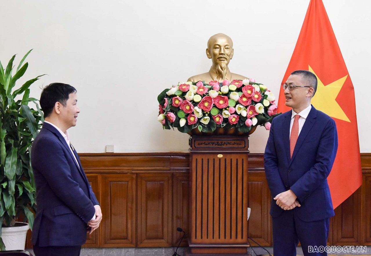 Thứ trưởng Vũ Quang Minh trao tặng Kỷ niệm chương  'Vì sự nghiệp ngoại giao Việt Nam'
