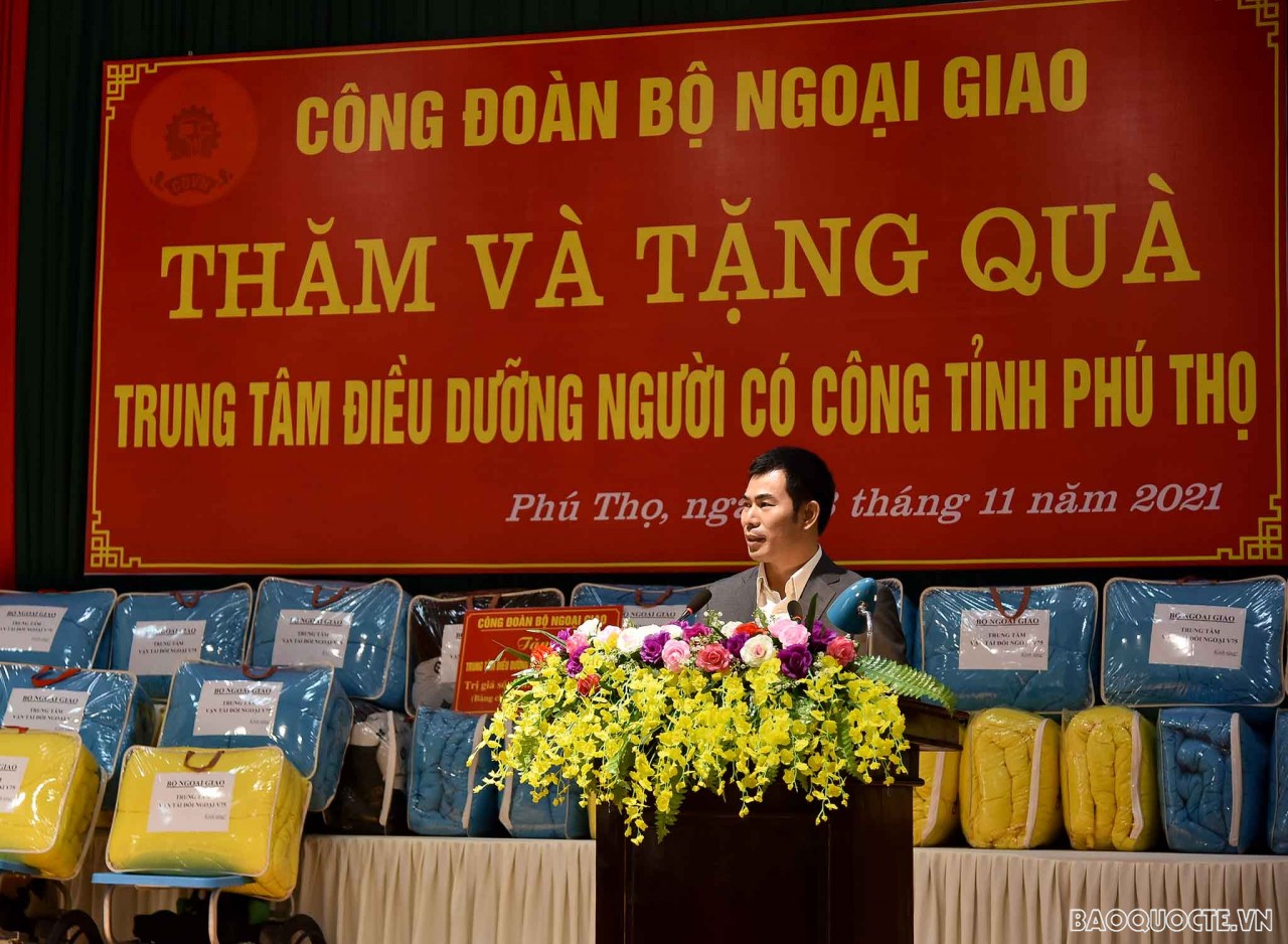 Bộ Ngoại giao trao quà cho các thương, bệnh binh tại tỉnh Phú Thọ