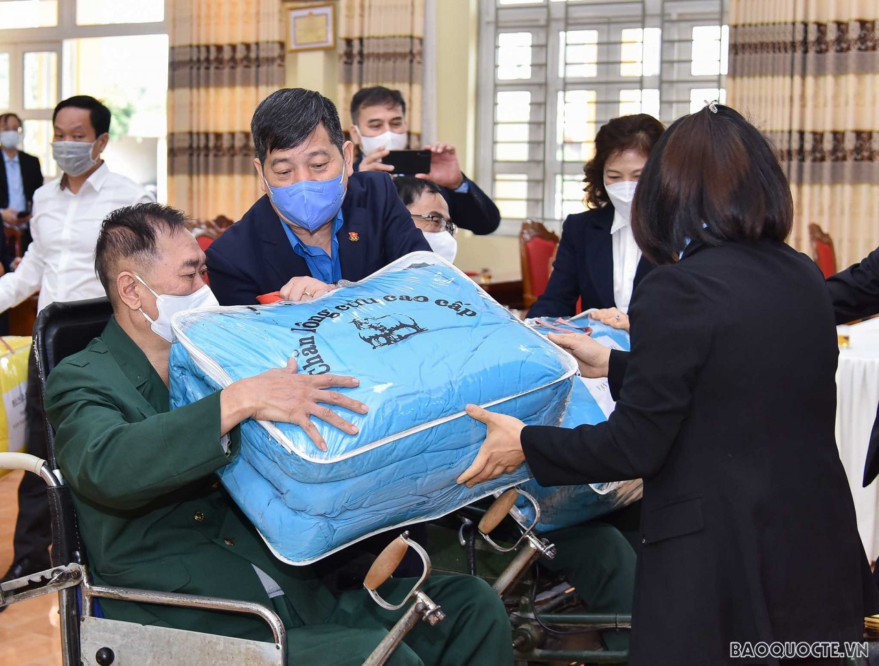 Bộ Ngoại giao trao quà cho các thương, bệnh binh tại tỉnh Phú Thọ