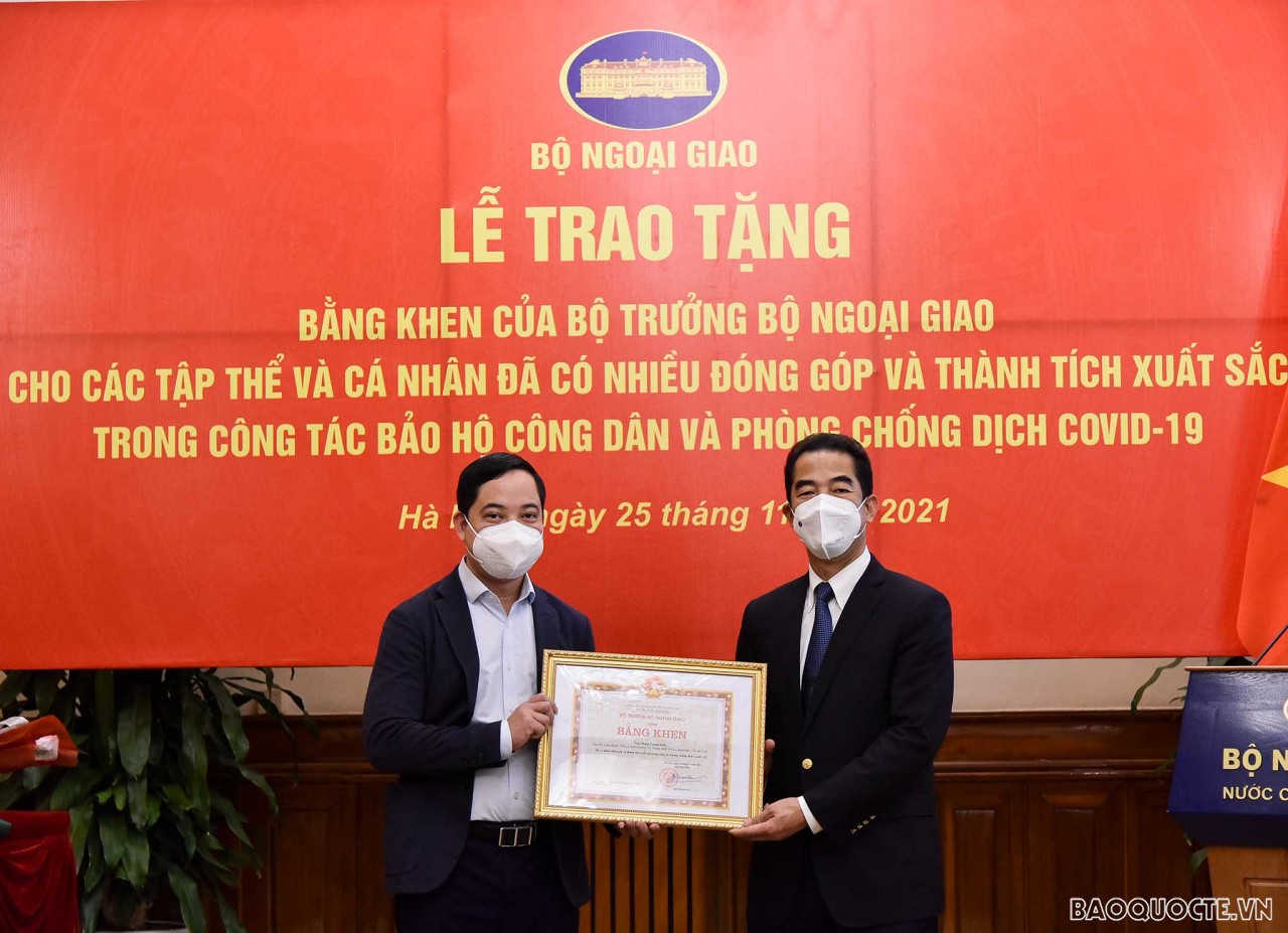 Trao Bằng khen của Bộ trưởng Ngoại giao về công tác bảo hộ công dân và phòng chống dịch Covid 19