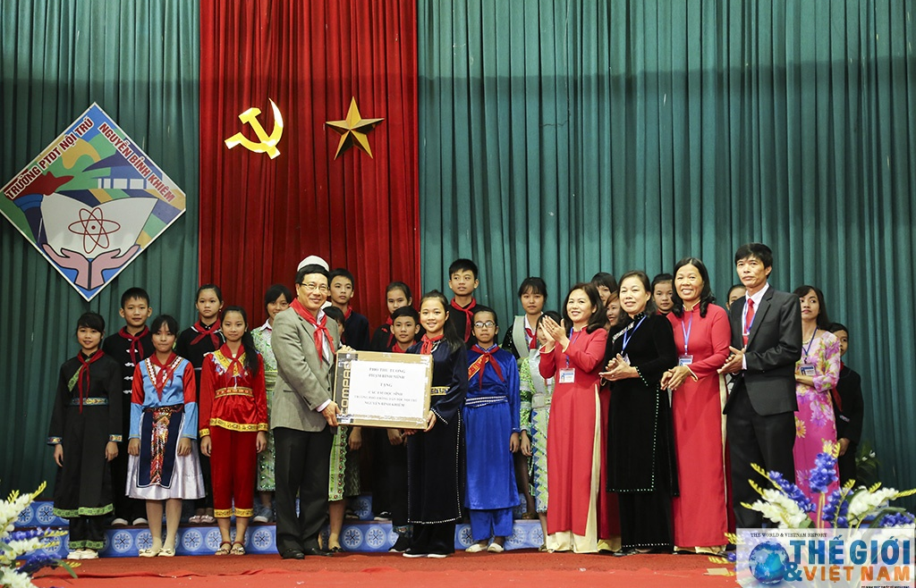Phó Thủ tướng Phạm Bình Minh tặng quà cho học sinh tỉnh Thái Nguyên