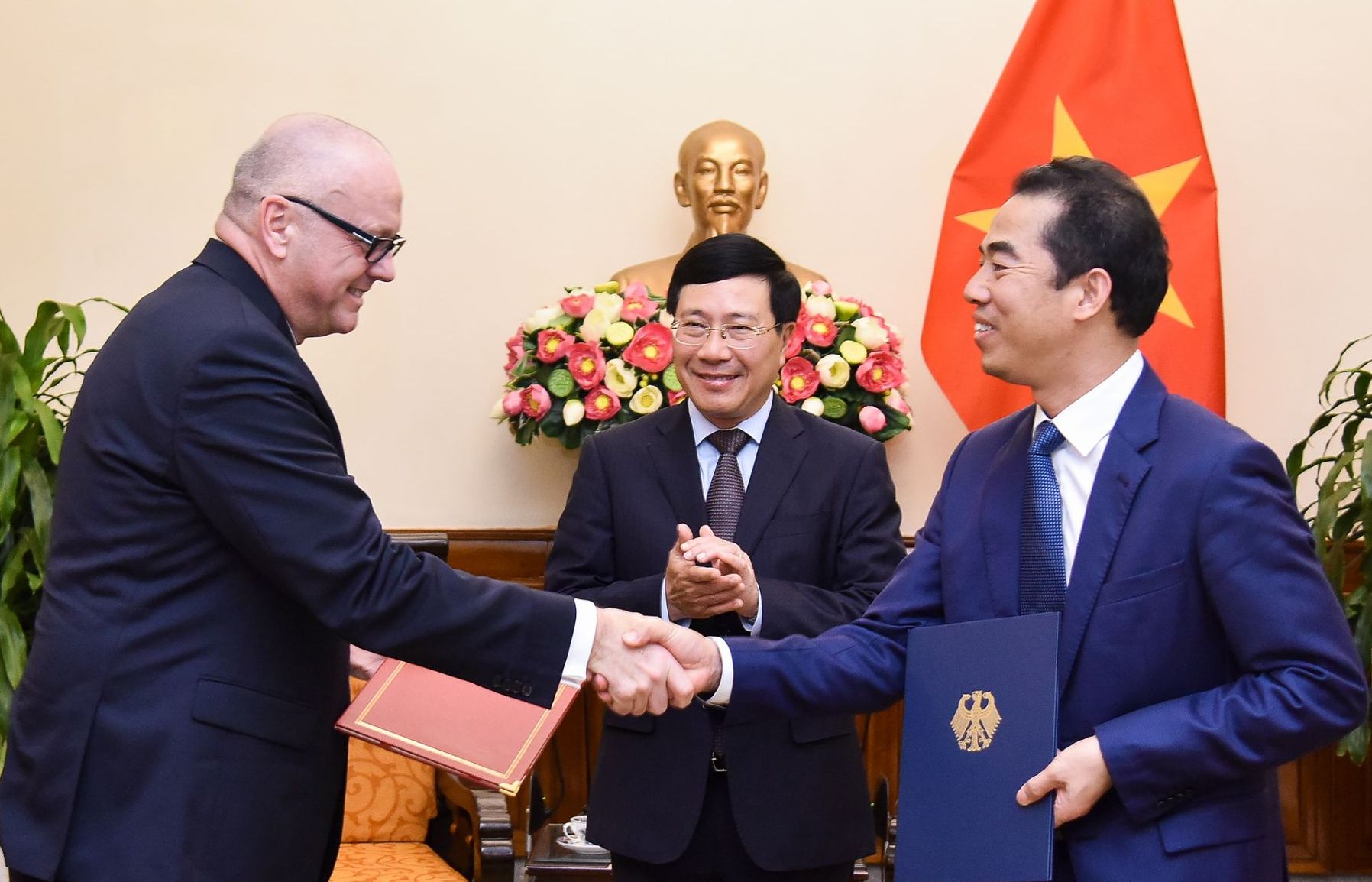 Phó Thủ tướng Phạm Bình Minh tiếp Quốc vụ khanh Đức Andreas Michaelis