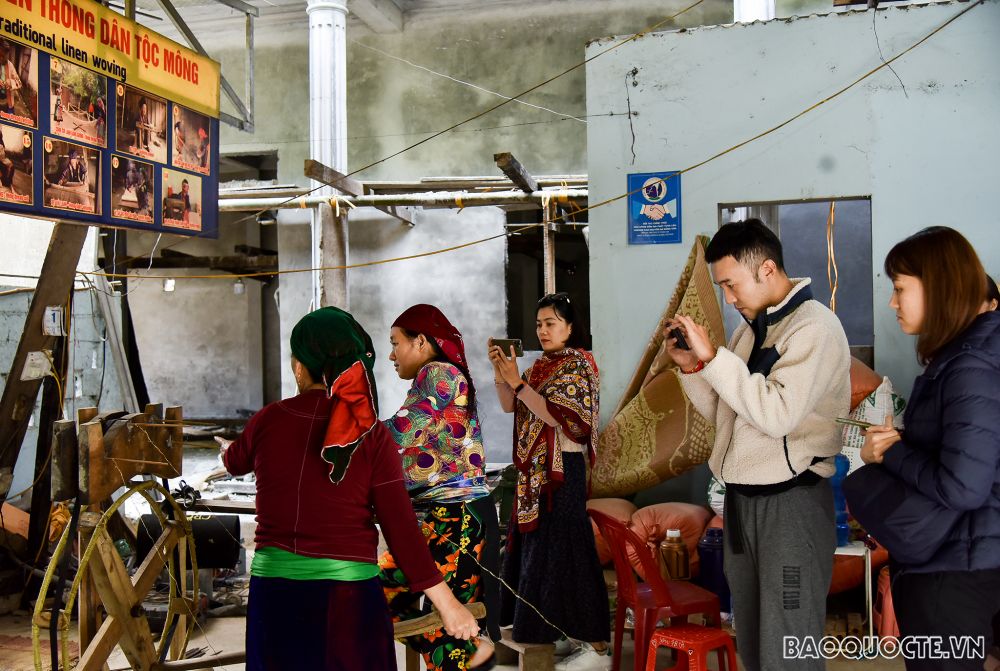 Đoàn phóng viên báo chí nước ngoài thăm cao nguyên đá Đồng Văn