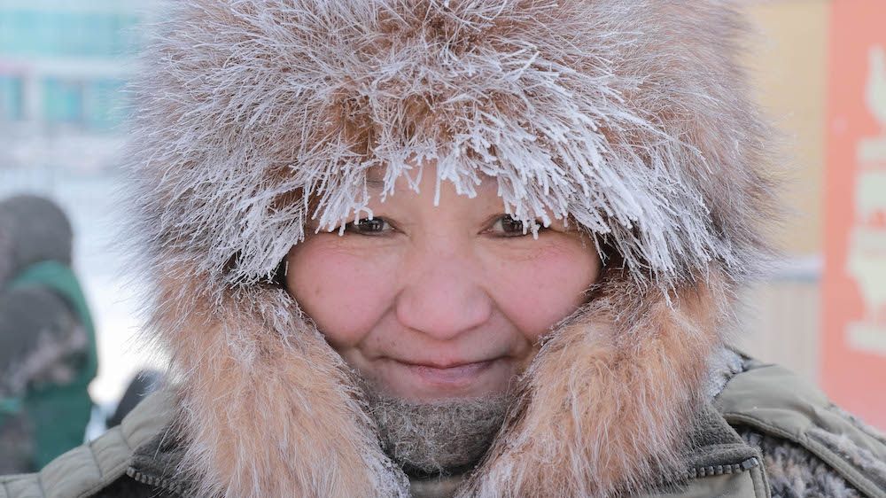Lông mi và tóc đóng băng khi đi ngoài trời ở thành phố lạnh nhất thế giới