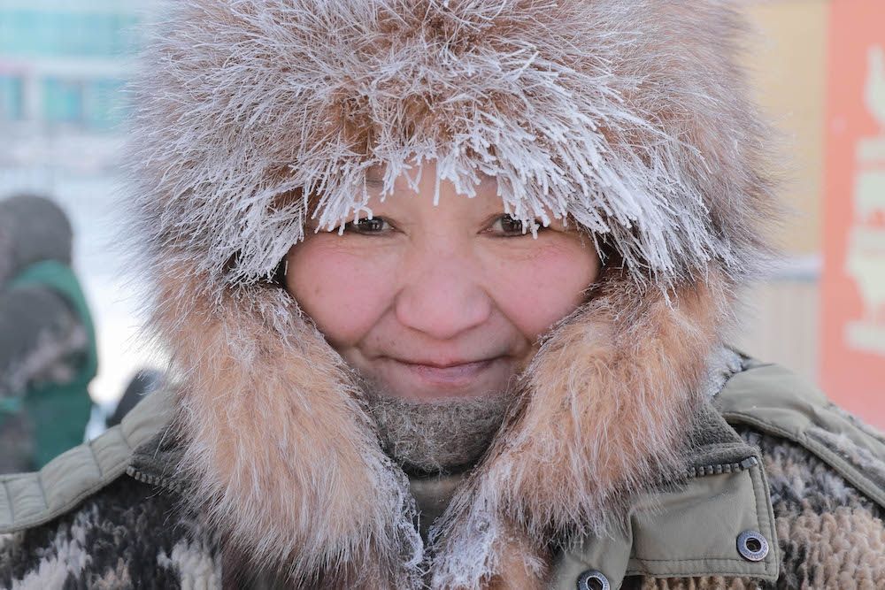 Lông mi và tóc đóng băng khi đi ngoài trời ở thành phố lạnh nhất thế giới