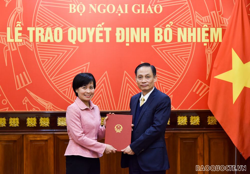 Thứ trưởng Lê Hoài Trung trao quyết định cho 2 cán bộ lãnh đạo, quản lý