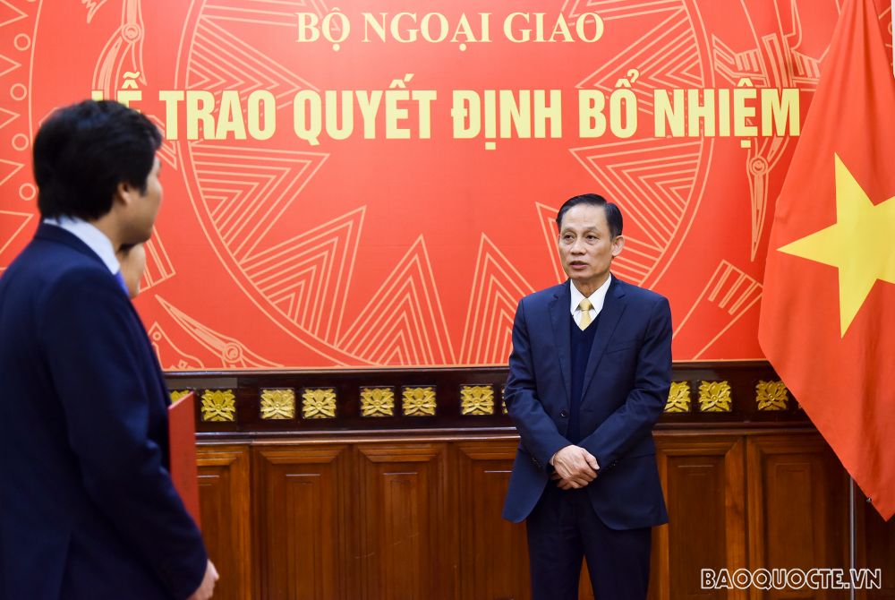 Thứ trưởng Lê Hoài Trung trao quyết định cho 2 cán bộ lãnh đạo, quản lý