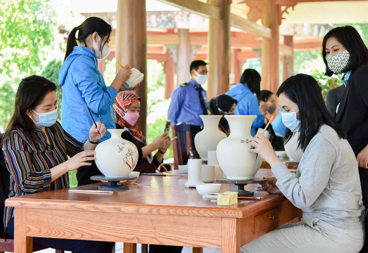 International friends left their strokes on Chu Dau pottery International friends left their strokes on Chu Dau pottery