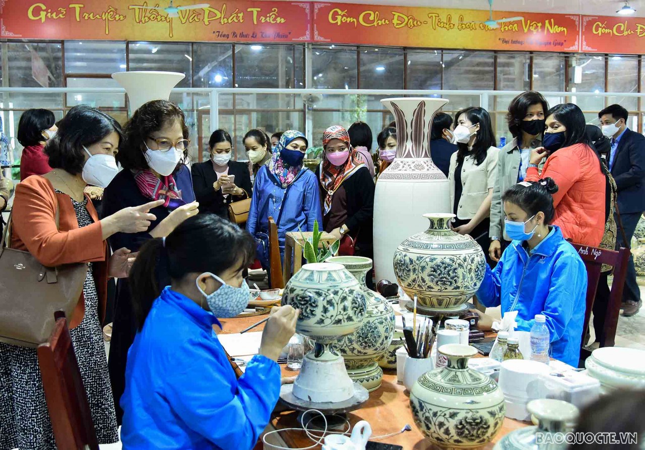 International friends left their strokes on Chu Dau pottery International friends left their strokes on Chu Dau pottery