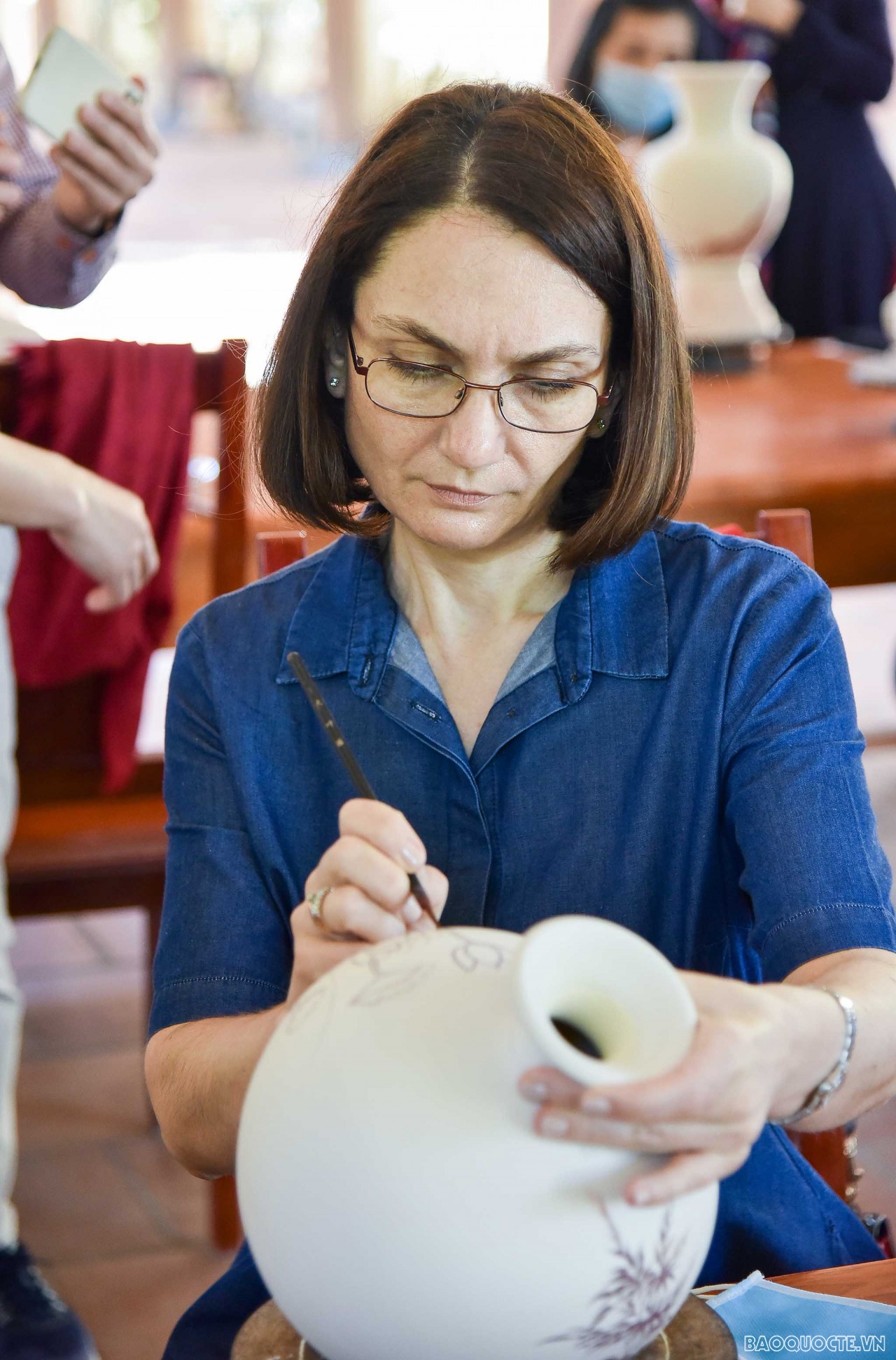 International friends left their strokes on Chu Dau pottery