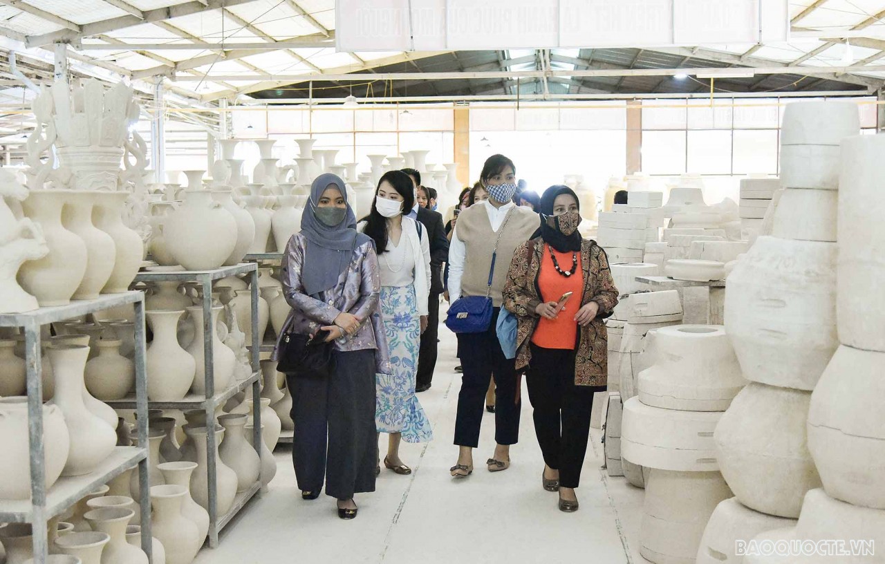 International friends left their strokes on Chu Dau pottery International friends left their strokes on Chu Dau pottery