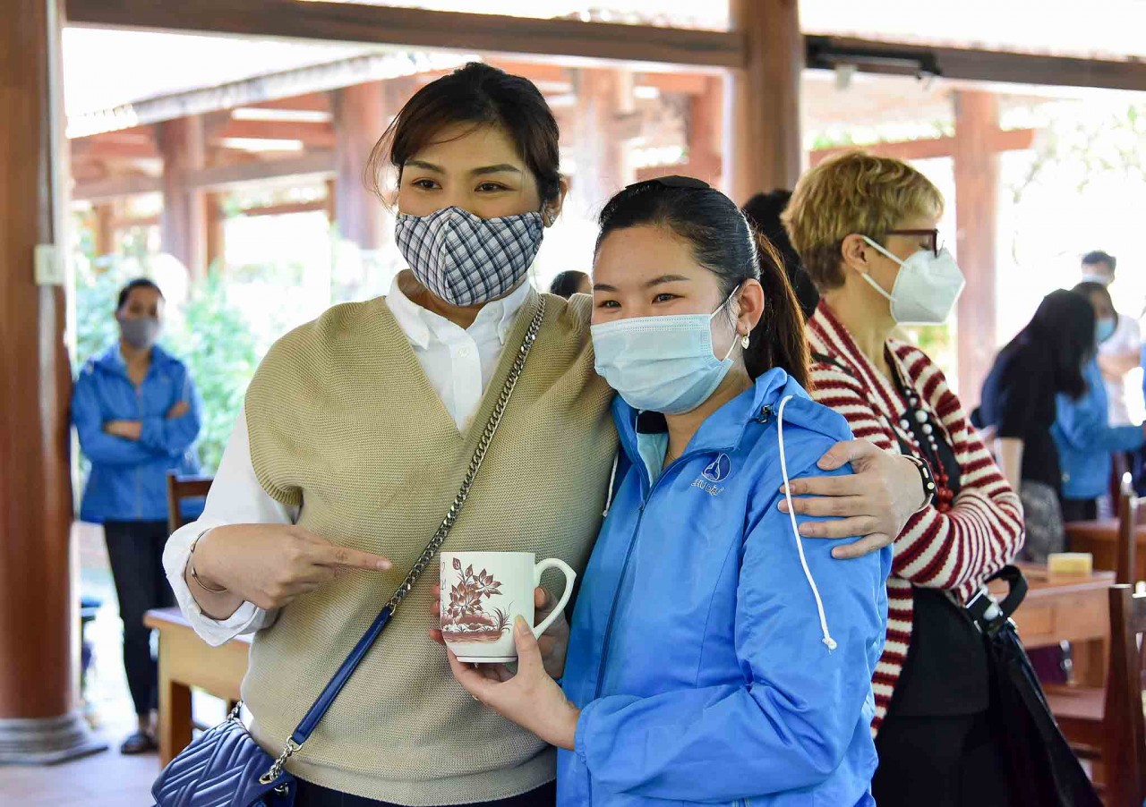 International friends left their strokes on Chu Dau pottery