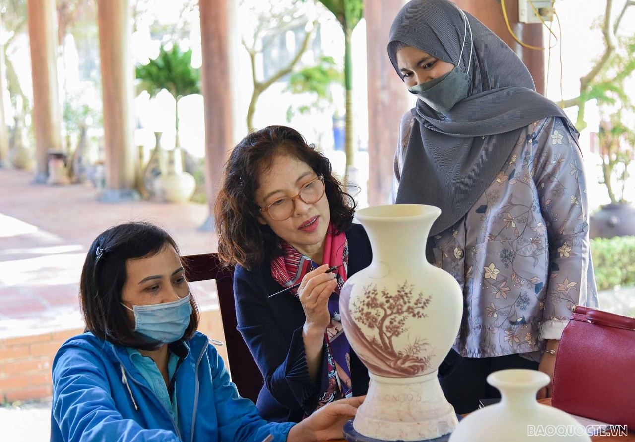 International friends left their strokes on Chu Dau pottery