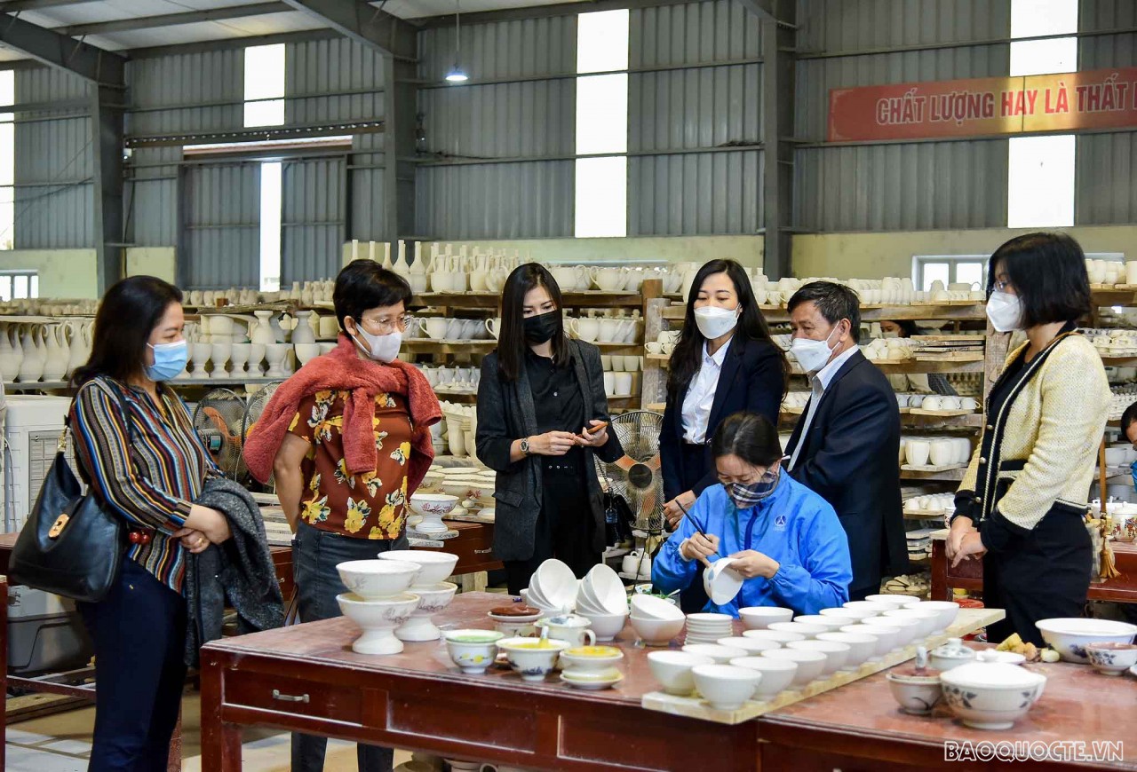 International friends left their strokes on Chu Dau pottery