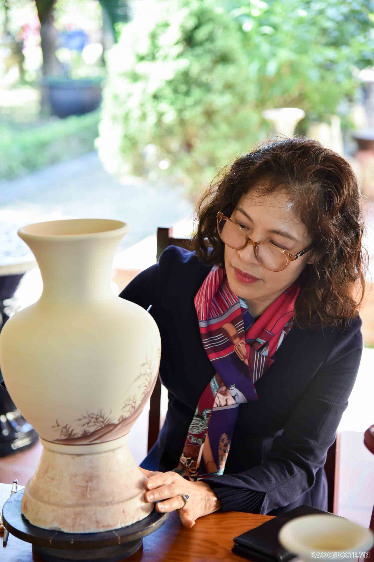 International friends left their strokes on Chu Dau pottery