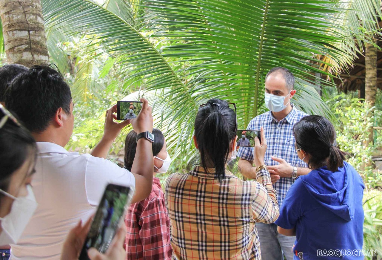 Đoàn tùy viên báo chí nước ngoài thăm và làm việc tại TP. Hồ Chí Minh