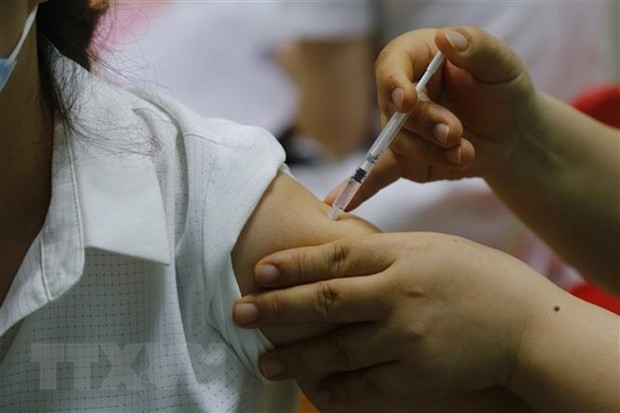 Tiêm vaccine cho người dân ở Tuyên Quang. (Ảnh: Nam Sương/TTXVN)