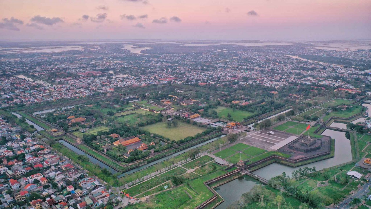 Toàn cảnh Đại Nội – Kinh thành Huế. Kinh Thành Huế là tòa thành ở cố đô Huế, nơi đóng đô của vương triều nhà Nguyễn trong suốt 140 năm từ 1805 đến 1945. Hiện nay Kinh thành Huế là một trong số các di tích thuộc cụm Quần thể di tích Cố đô Huế được UNESCO c