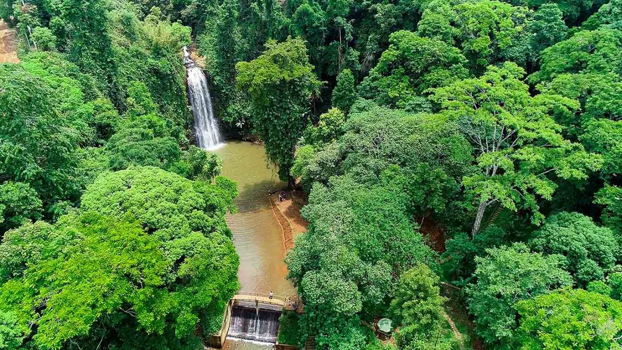 Mang Den tourist site in Kon Tum is situated at an altitude of approximately 1,200 metres above sea level. The weather is generally cool all year round with temperatures ranging between 16 and 22 degrees Celsius.