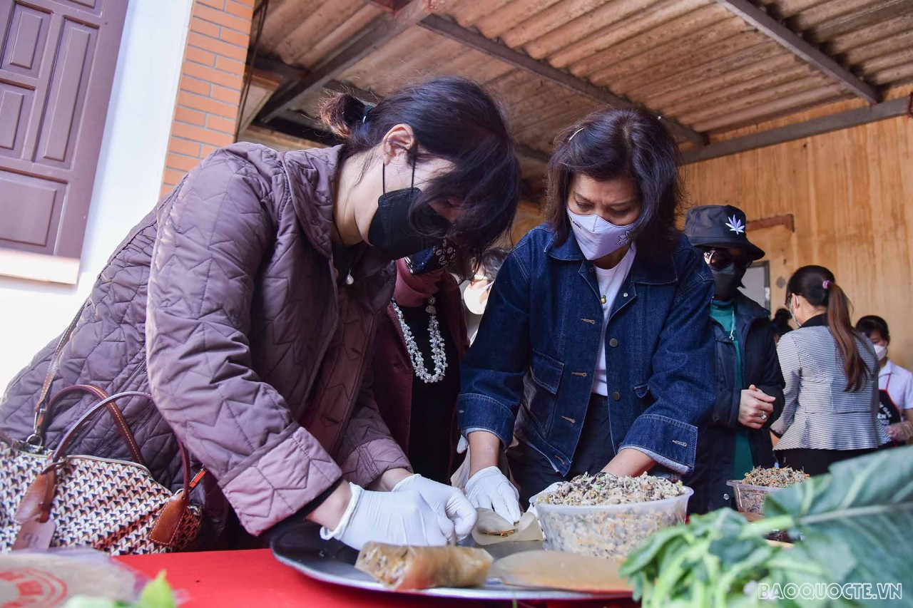 Nhóm AWCH thăm và tìm hiểu về sản vật địa phương tại tỉnh Bắc Giang