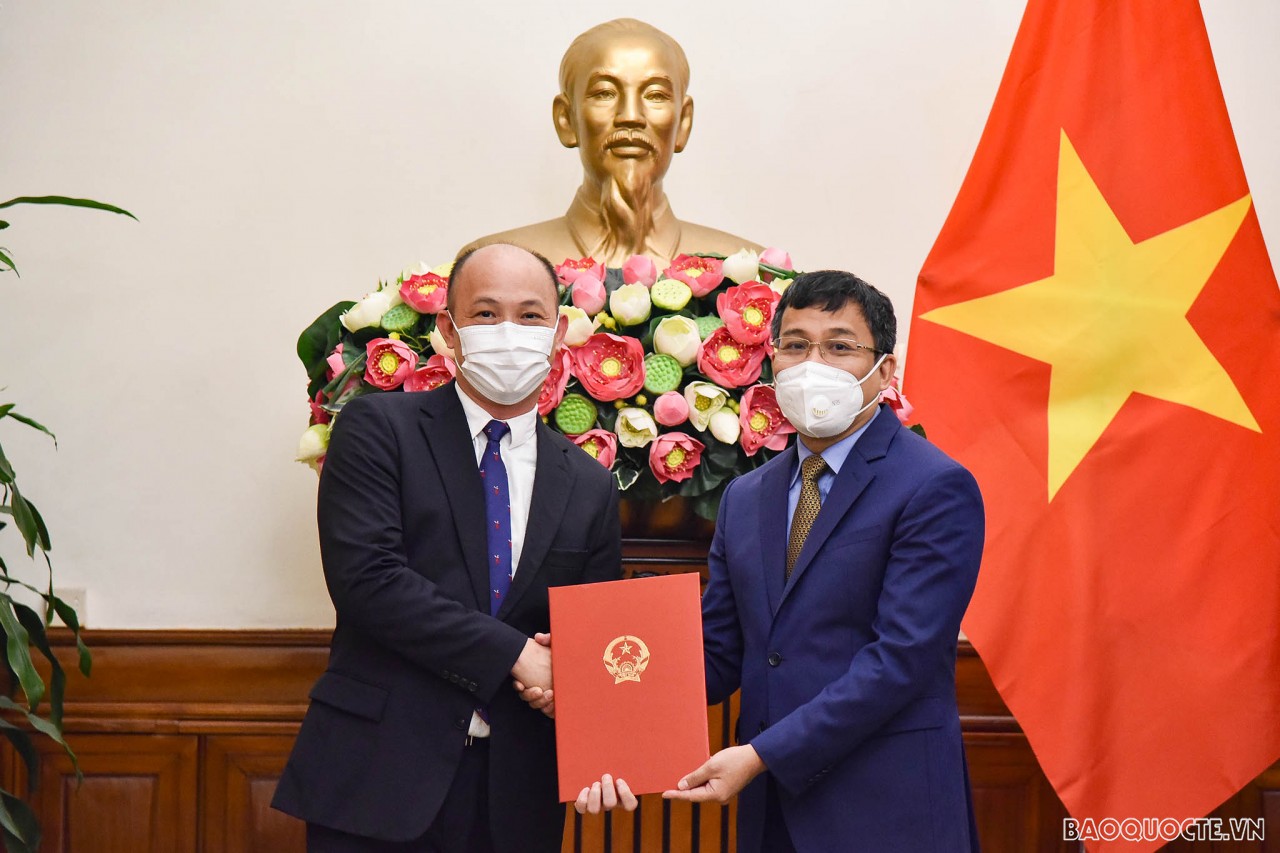 Thứ trưởng Ngoại giao Nguyễn Minh Vũ trao quyết định điều động và bổ nhiệm cán bộ cấp Vụ