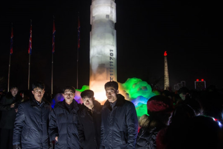 Triều Tiên dựng tượng tên lửa đạn đạo xuyên lục địa bằng băng