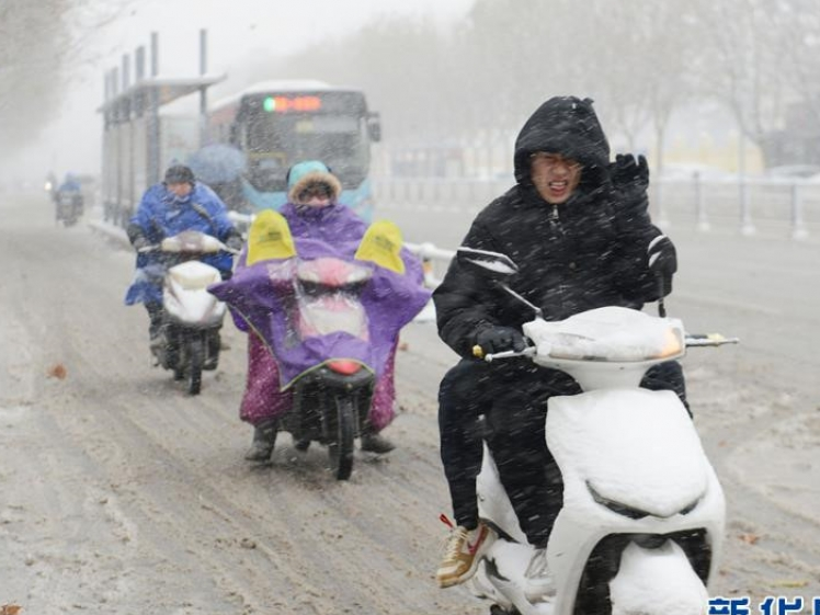 Tuyết rơi dày ở Trung Quốc, người dân "đắp chăn bông" ra đường