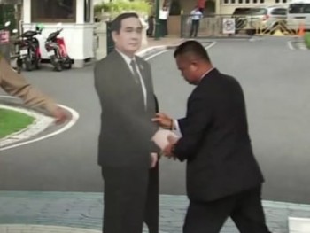 Độc đáo cách Thủ tướng Thái Lan né tránh phóng viên