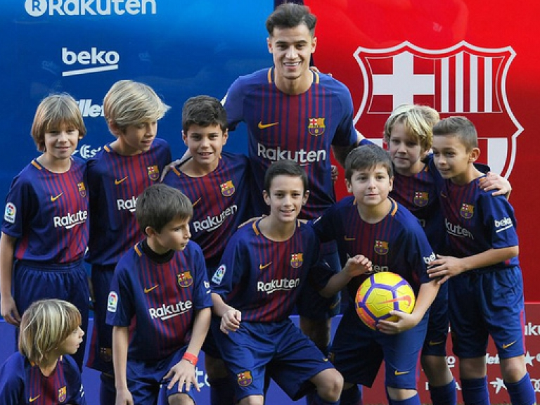 Hàng nghìn cổ động viên Barcelona chào đón "bom tấn" Coutinho